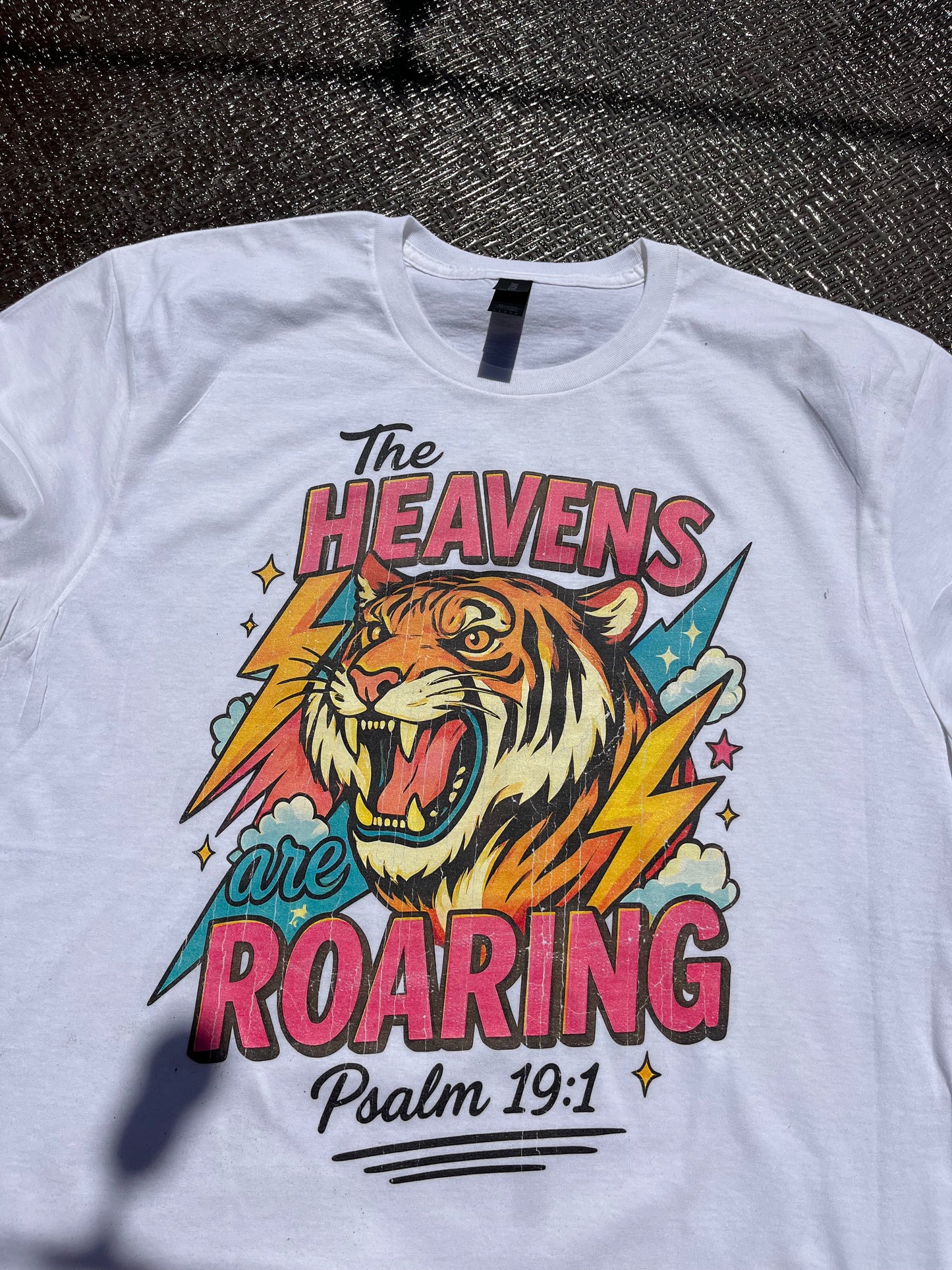 Playera Gildan Blanca “The Heavens Are Roaring”