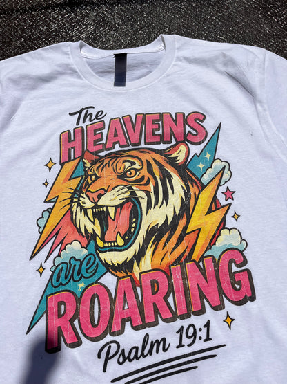 Playera Gildan Blanca “The Heavens Are Roaring”