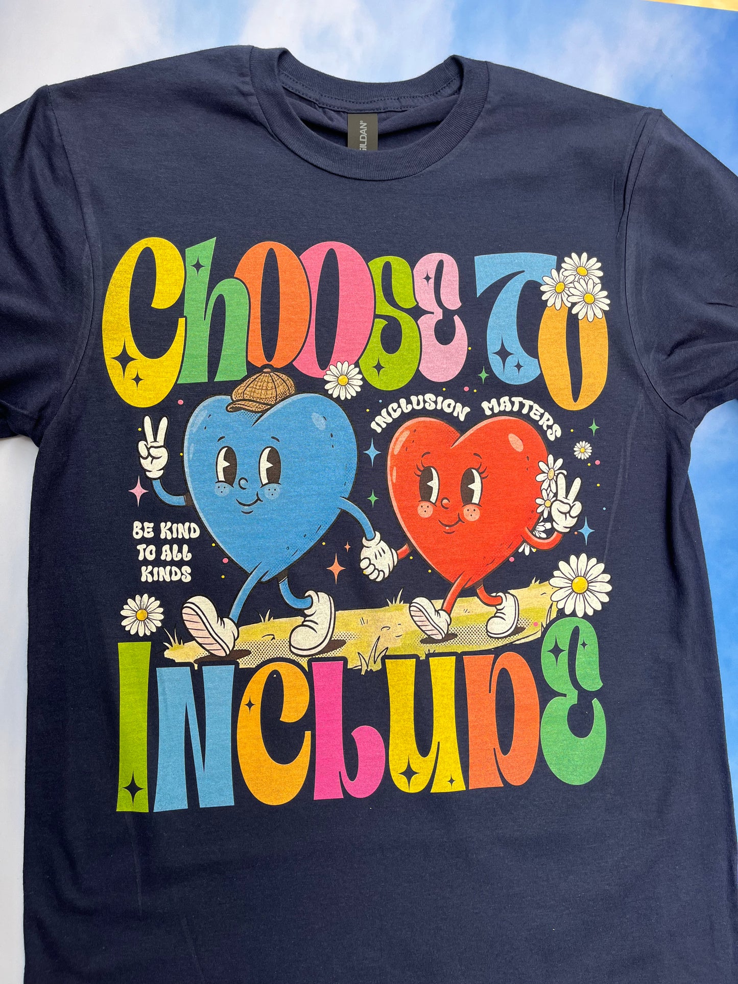 Playera Gildan “Choose to Include Corazones”