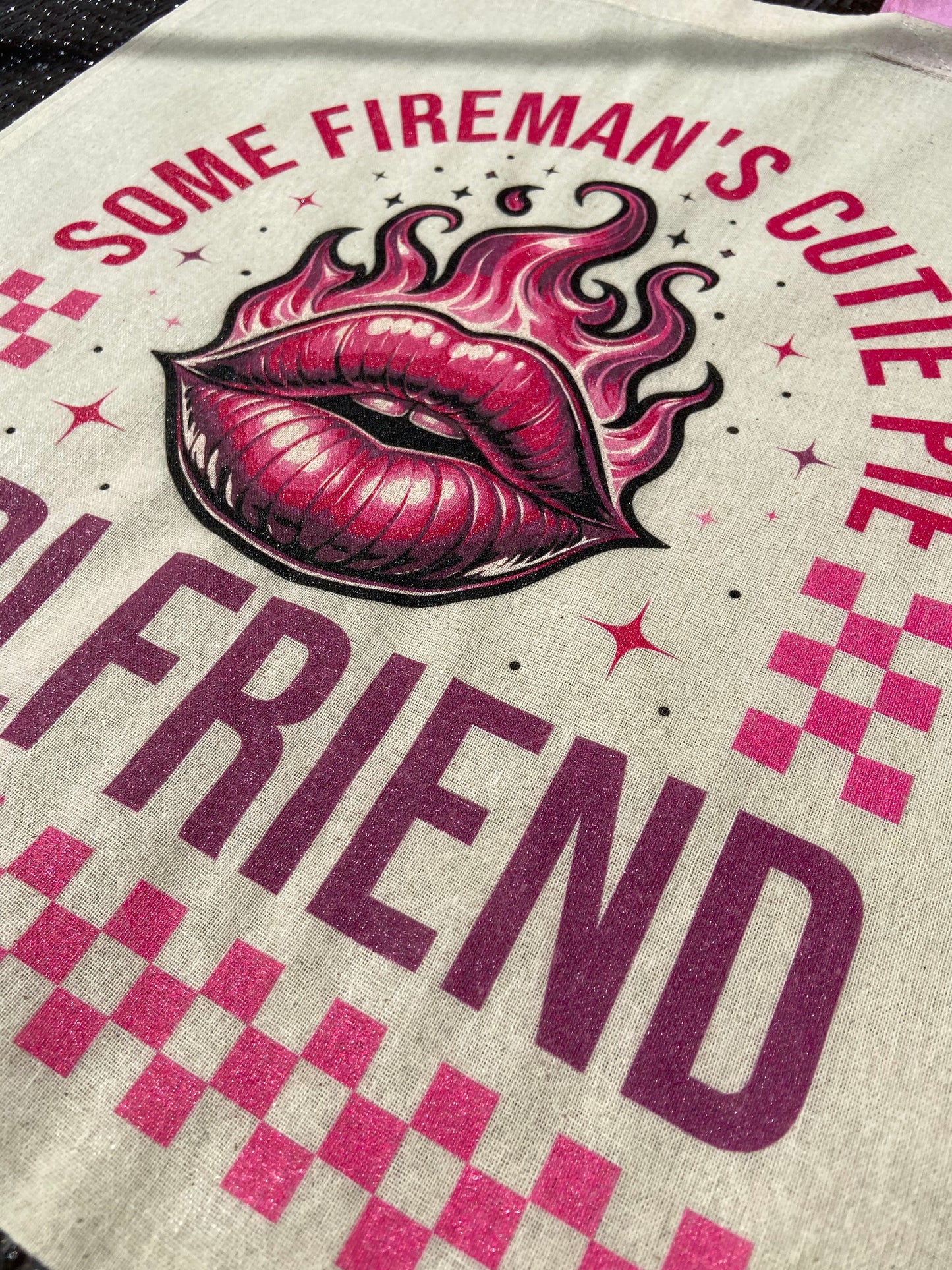 Bolsa Tote “Some Fireman’s Cutie Pie Girlfriend”