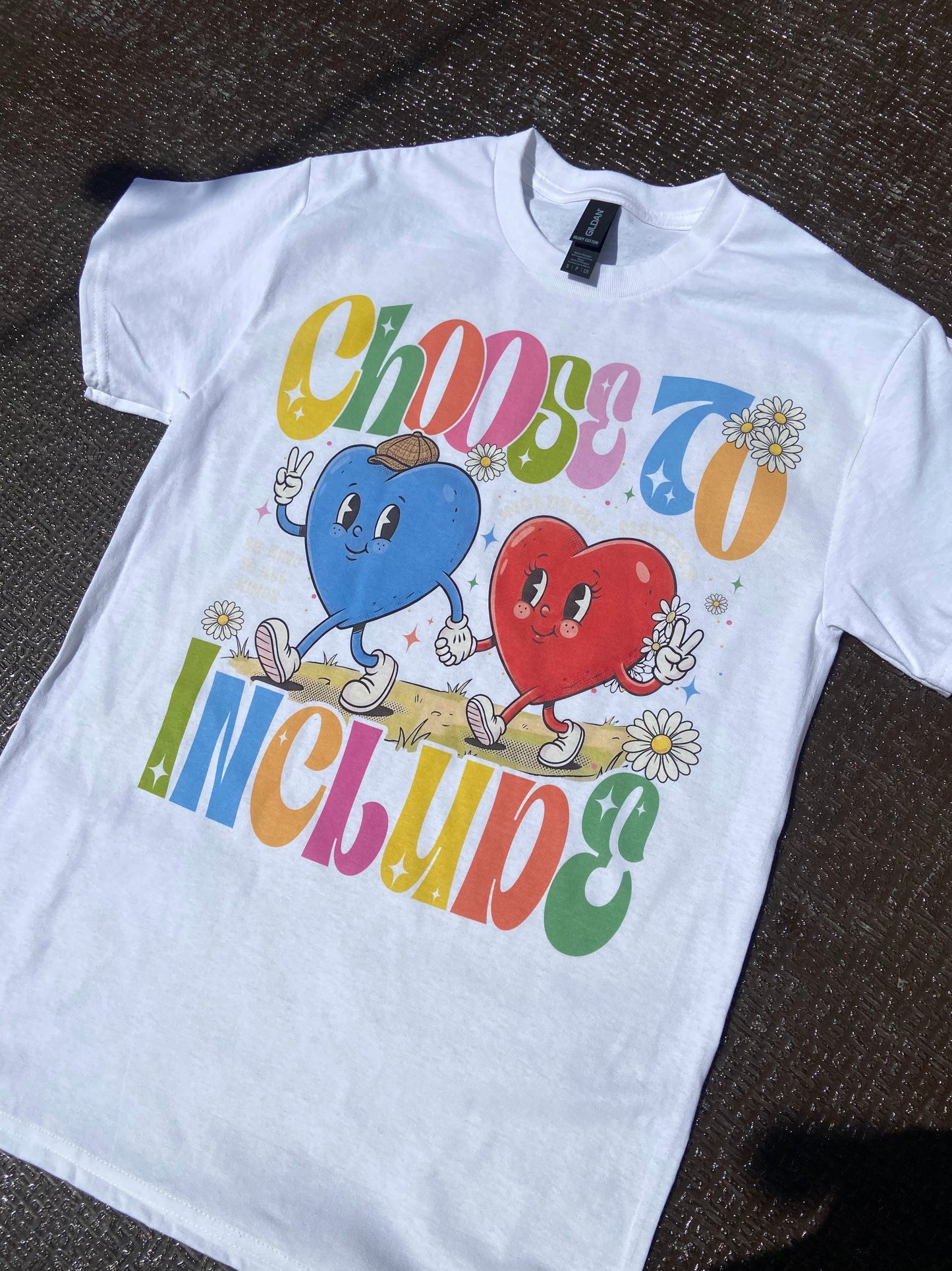 Playera Gildan “Choose to Include Corazones”
